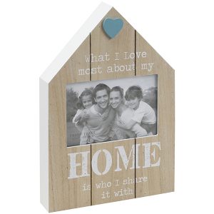מסגרת תמונה מעץ בצורת בית עם כיתוב HOME